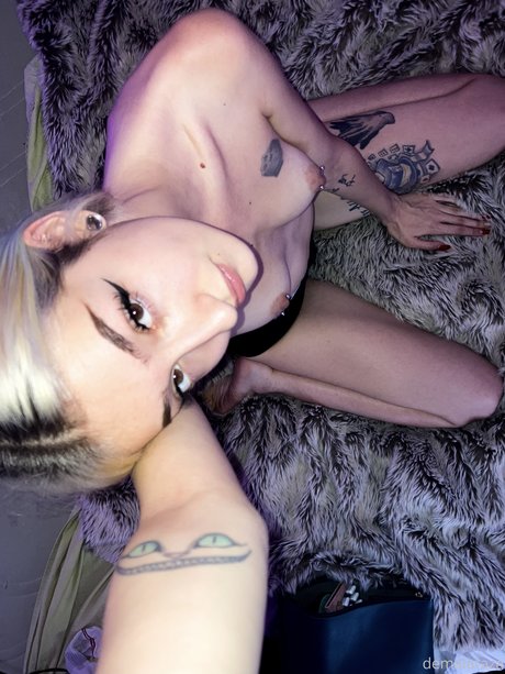 Demalaraza naked model pic