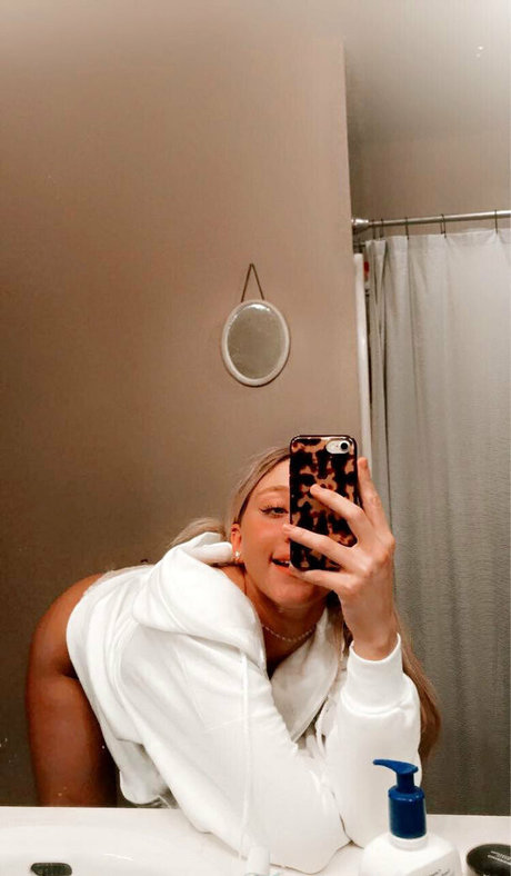 thick girls onlyfans nude image