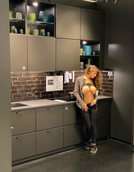 KaitySun pornstar naked photo