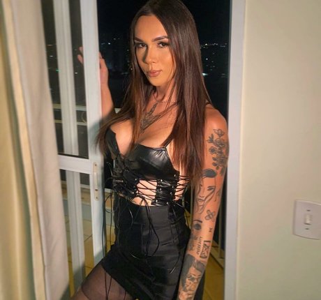 bruninhatgirl hot pornstar img