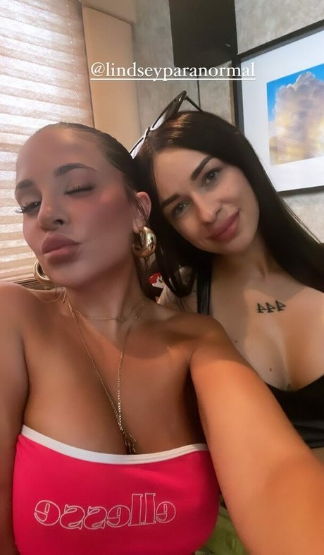 lindseyparanormal hot actress pic