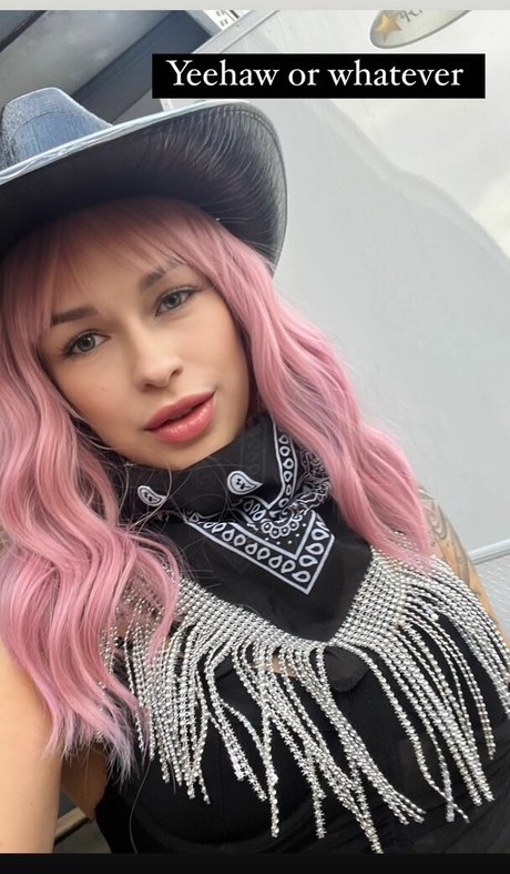 lindseyparanormal hot star image