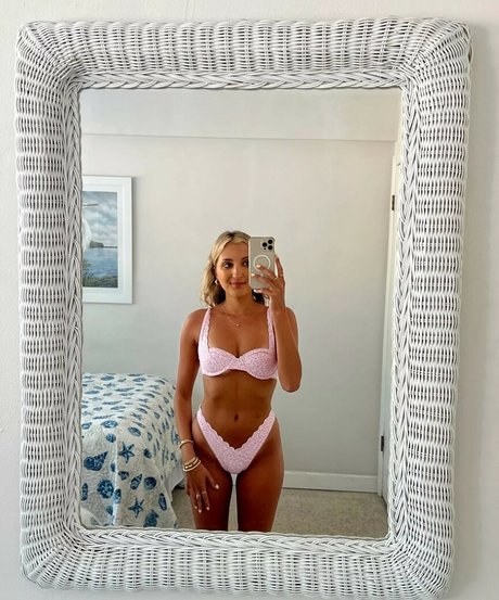 McKenzie Morgan model art galleries