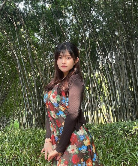 ZhouYiQin free actress pics