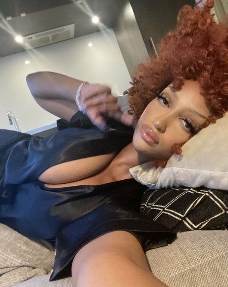 Solaya Ismail erotic model image