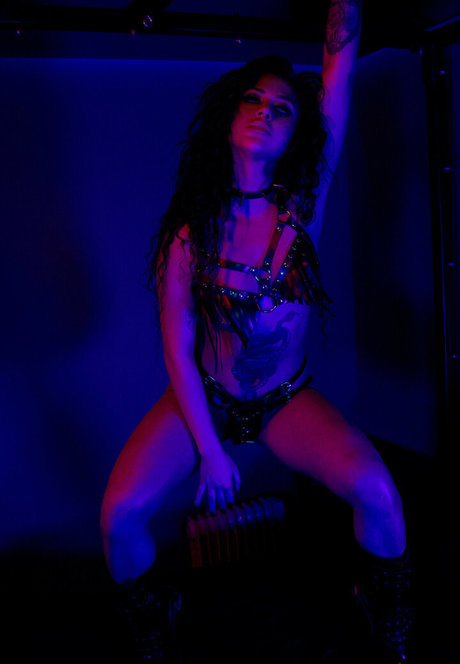 Huntress Artemis hot star pics