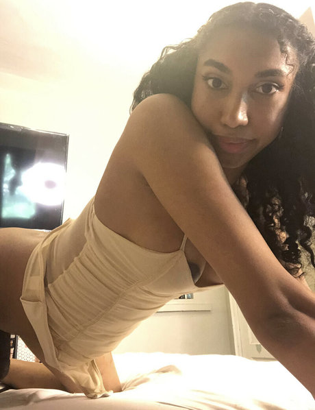 Alyssa Cova exclusive model pic