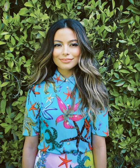 Miranda Cosgrove star free gallery