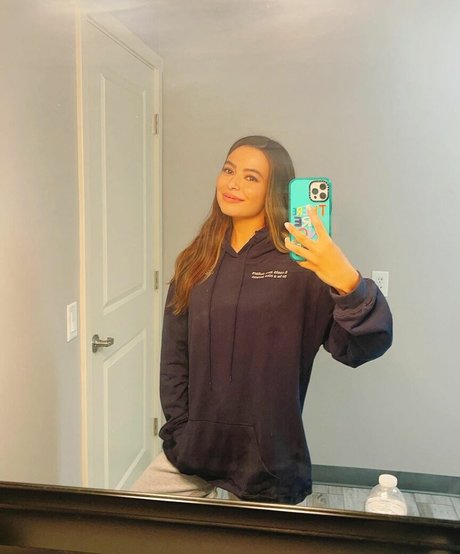 Miranda Cosgrove hot model archive