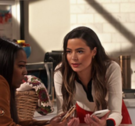 Miranda Cosgrove art star gallery