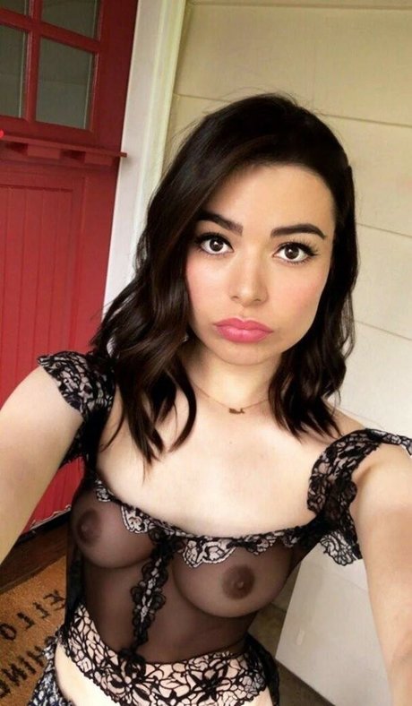 Miranda Cosgrove exclusive actress picture