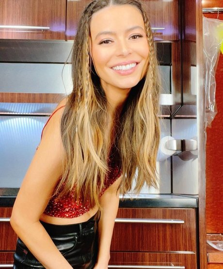 Miranda Cosgrove pretty actress archive