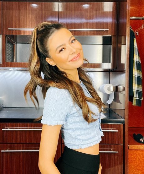 Miranda Cosgrove hot model archive