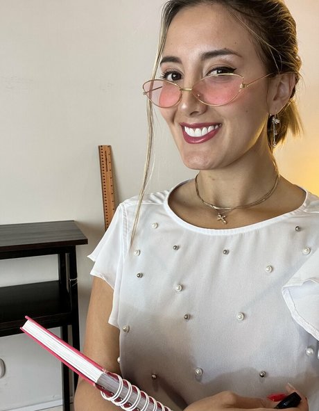 oliviasmiithfree model img