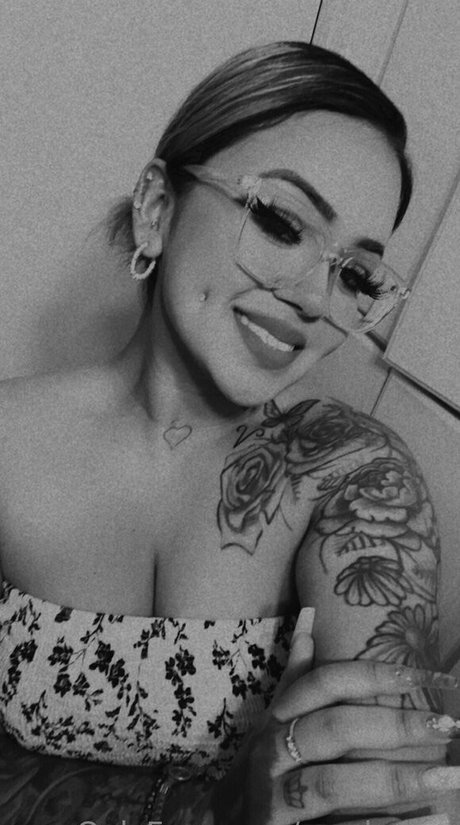 mxchellxx model top photo