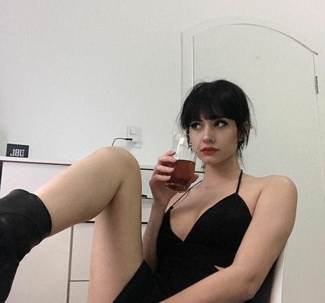 Milkyroth model naked pics