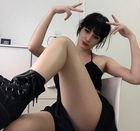 Milkyroth pretty model pic