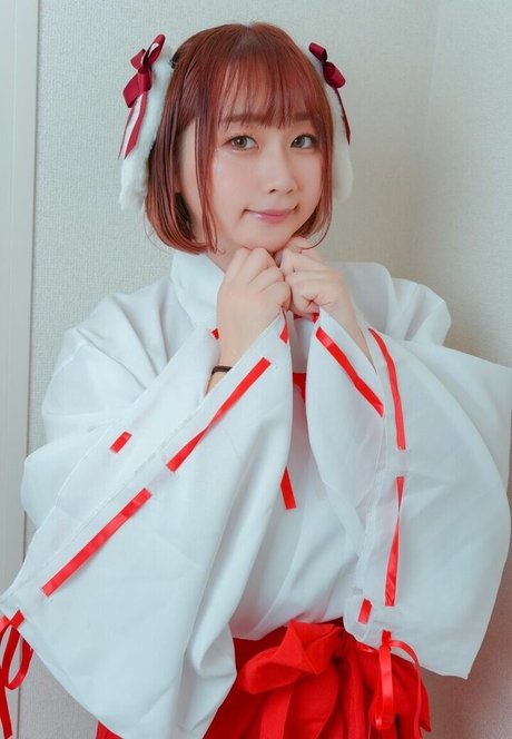 Akopai model nude photos