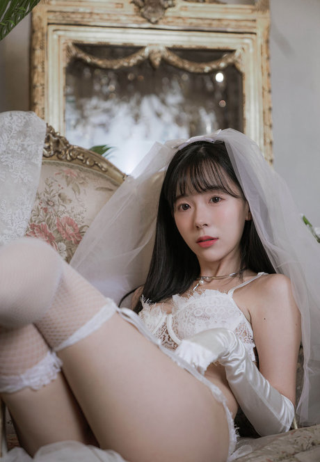 leeesovely nude actress pics