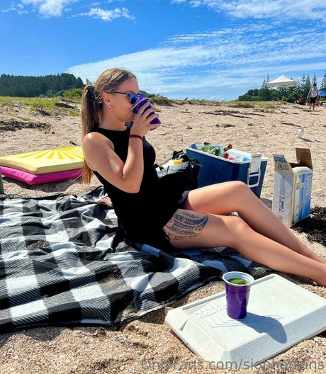 Siobhanuncensored adult model picture