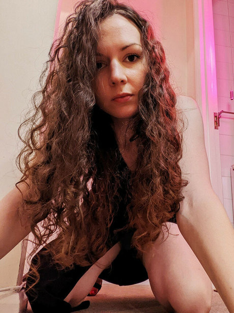 Lady ASMR art actress pic