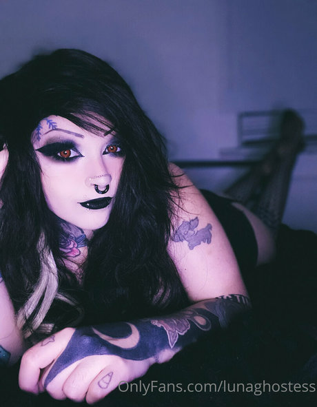 Luna Ghostess model perfect pics