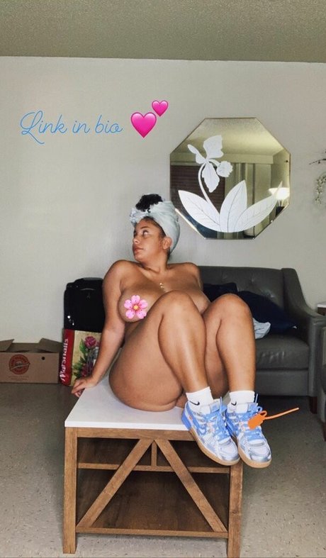 Scarlet Cas star perfect photos