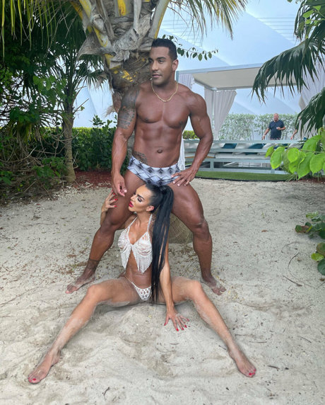 Aleira Avendano model top img