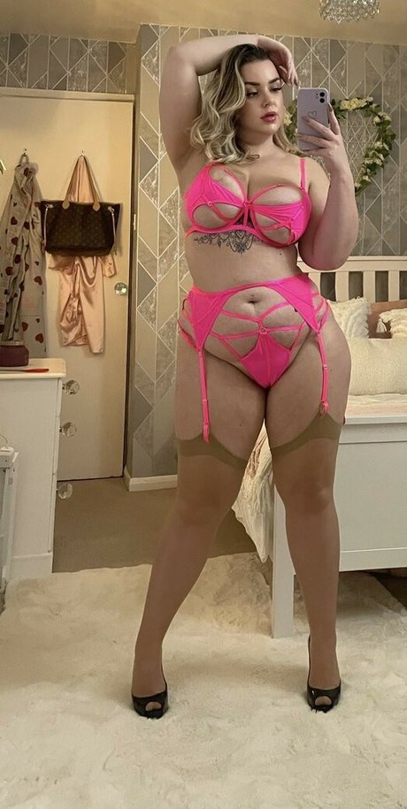 curvygirllou model hot photo