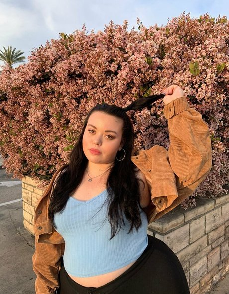 queenmaison hot actress gallery