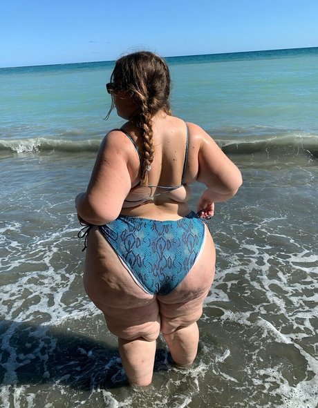 queenmaison naked pornstar image