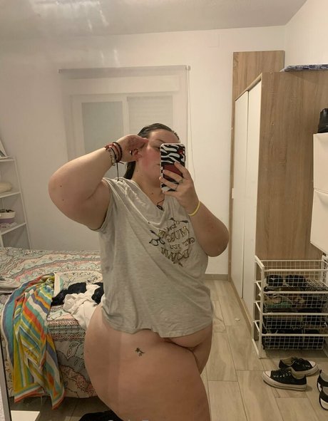 queenmaison pretty model pic