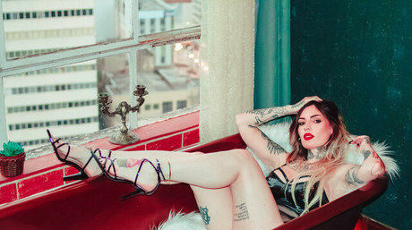 Doce Suicide star sexy galleries