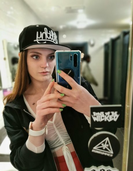 carlyraesummers model hot galleries