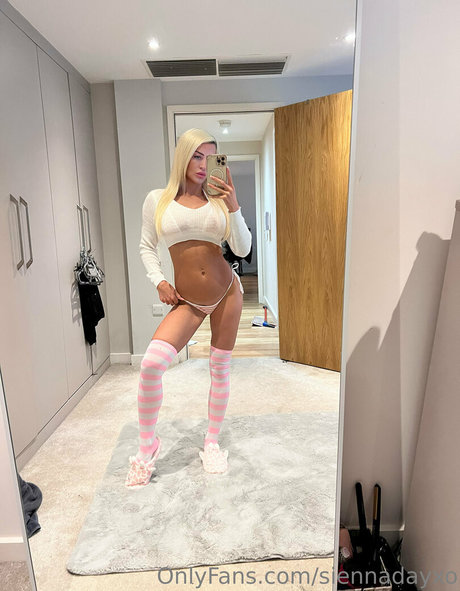 siennadayxo model pretty pic