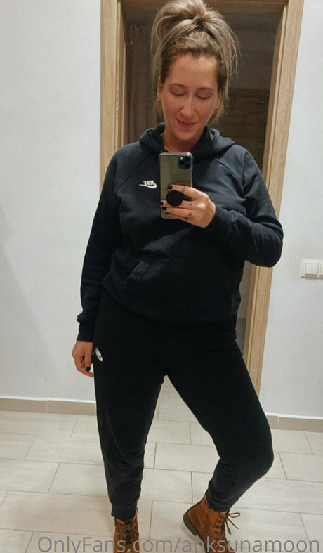 anksunamoon model pornographic image