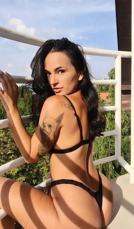 claudiabavel gold hot actress image