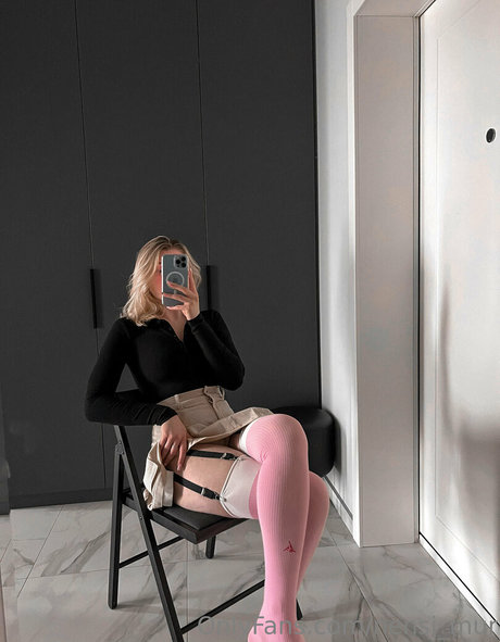 Nensi Mur nudes model pictures