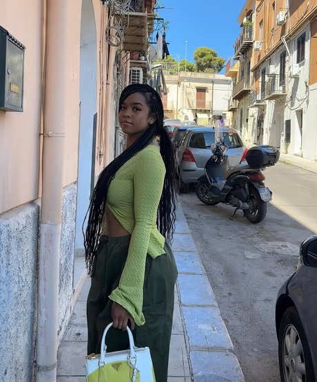 hermusicofficial model hd image