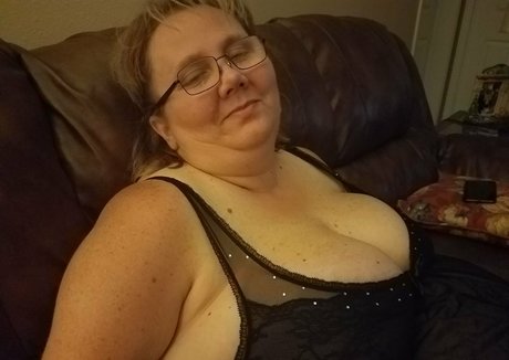 bustywench best model photo