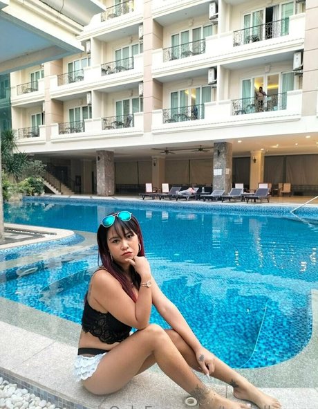 terriallyours erotic model img