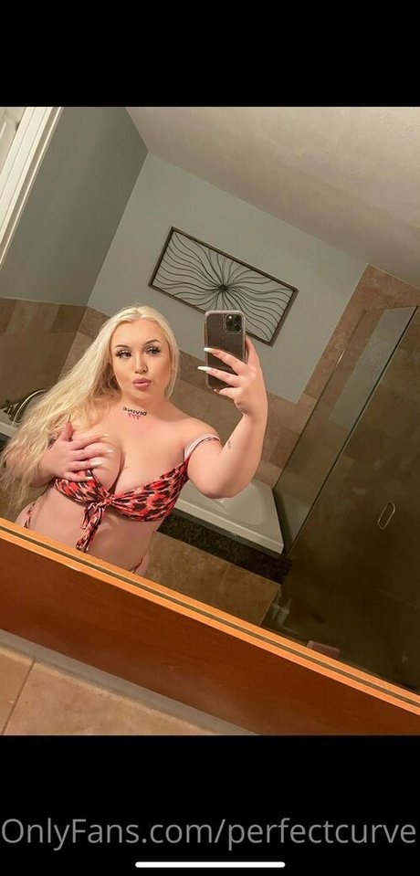 oliviaskiesvip model erotic pic