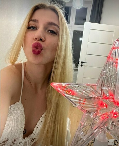 outlaw blonde nude model pics