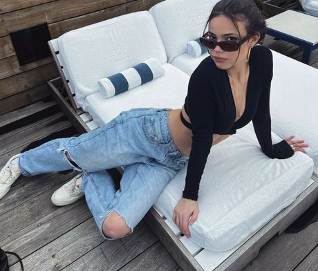 Ella Mendelsohn hot actress pic