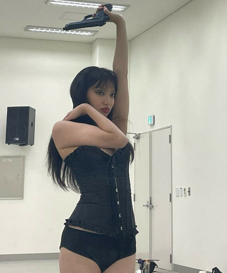 Yujin erotic model pics