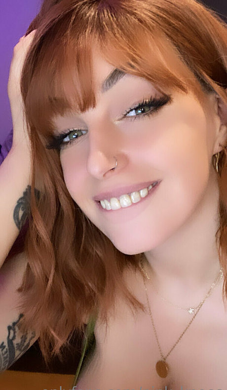 pink knees model image