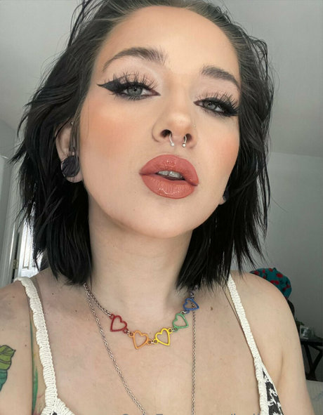 bellecurves hot actress image