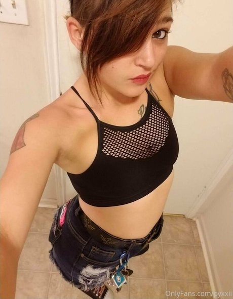 pyxxii model top pictures