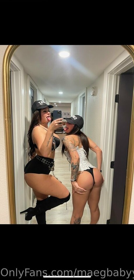 maegbabyy model naked photo