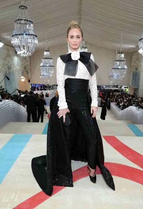 Emily Blunt nude model photo